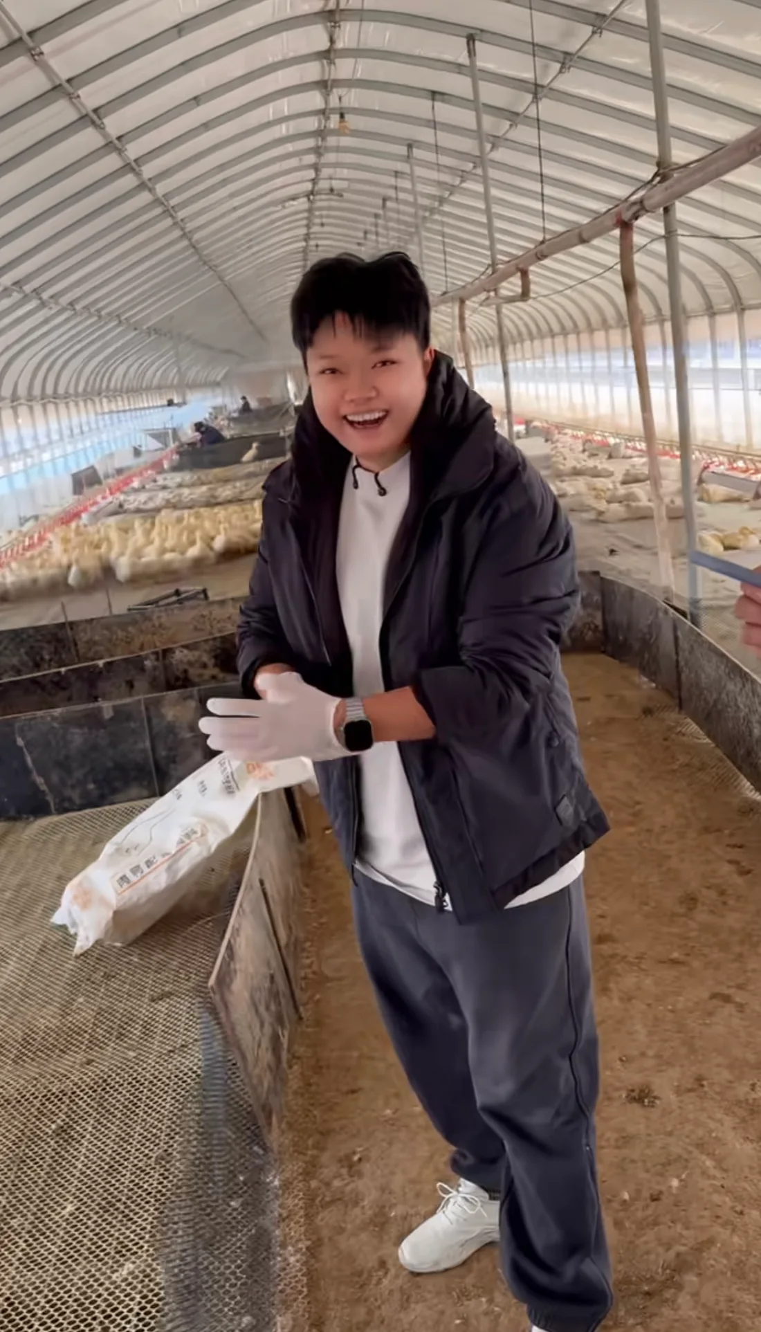 小扬扬在产品供应链现场
